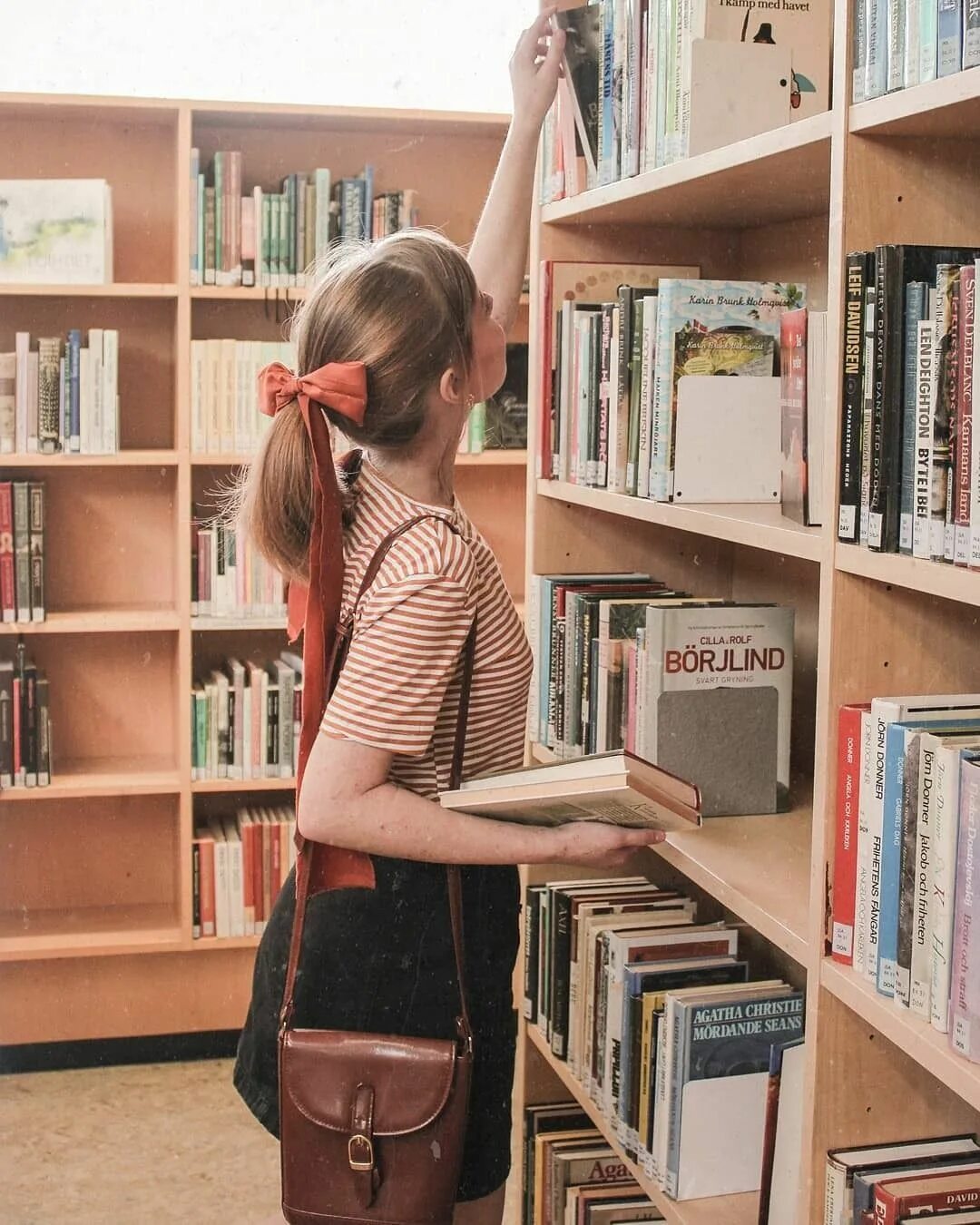 Look library. Девочка с книжными полками. Девушка на книжной полке. Фотосессия у книжной полки. Девушка у книжной полки.