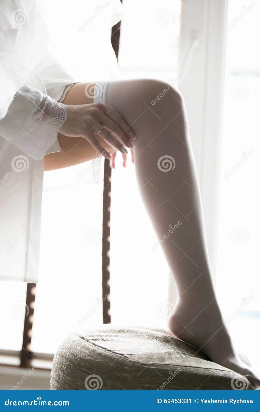 Кофе и чулки. Девушка надевает колготки. Чулки крупным планом. Надевает чулки. Фотосессия в колготках.
