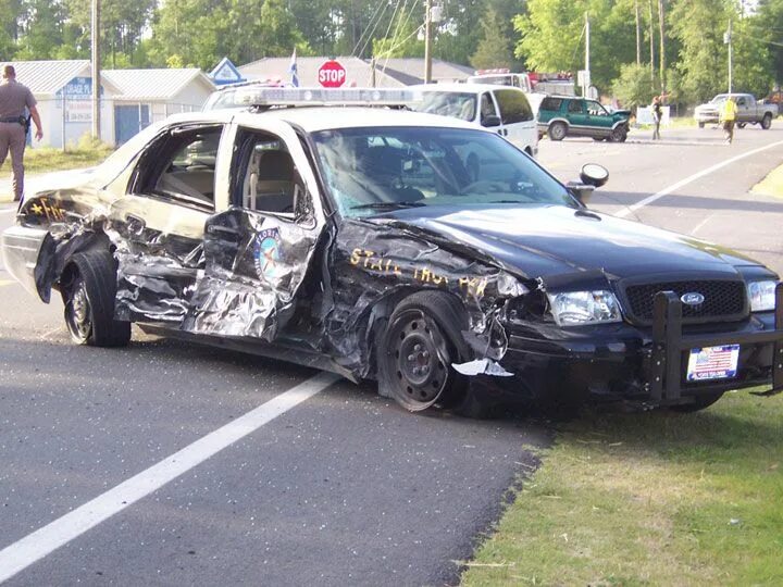 Полицейский разбивает машину. Ford Crown Victoria crash. Разбитый Ford Crown Victoria.