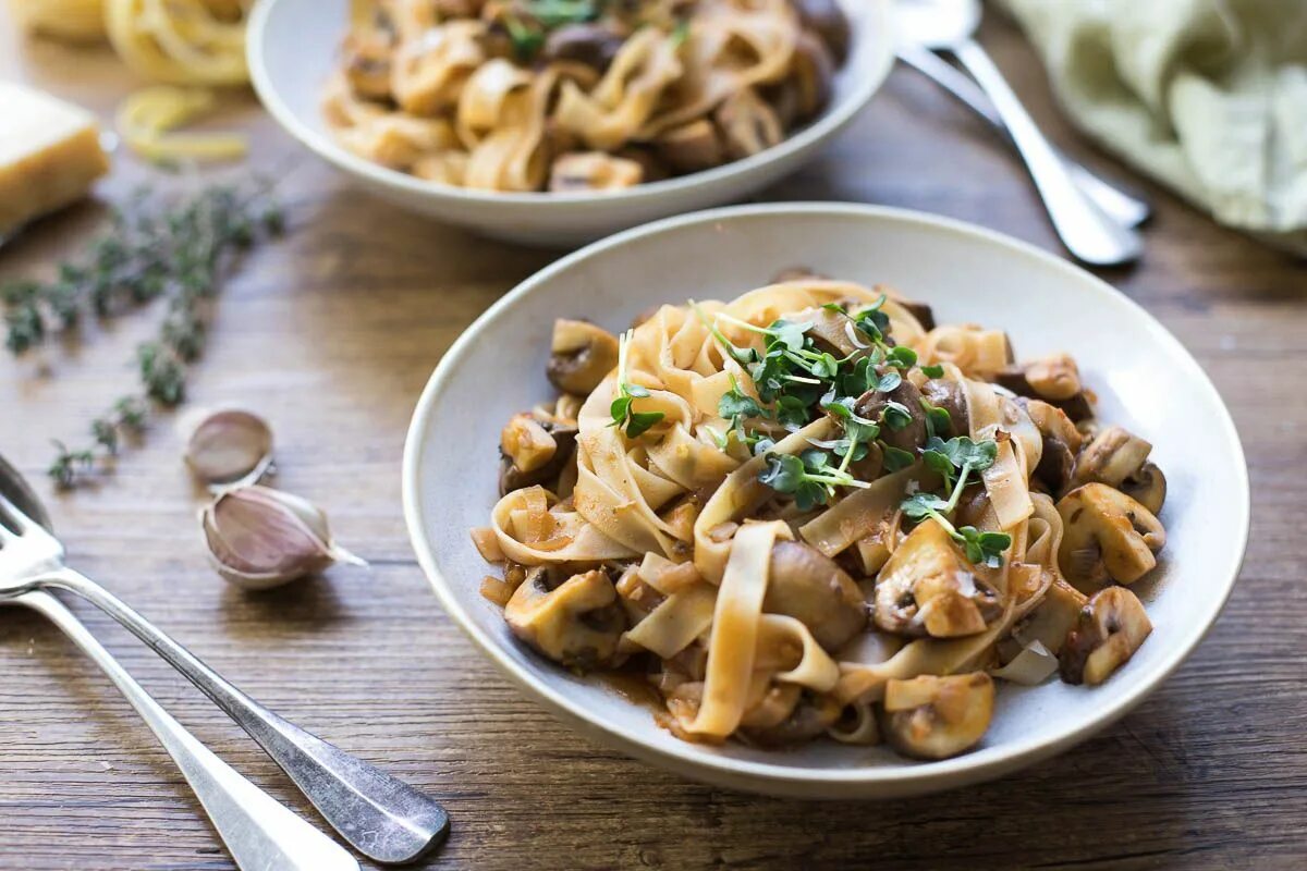 Феттучине. Тальятелле (tagliatelle). Паста тальятелле с грибами. Тальятелли с белыми грибами. Тальятелле с грибами в сливочном соусе.