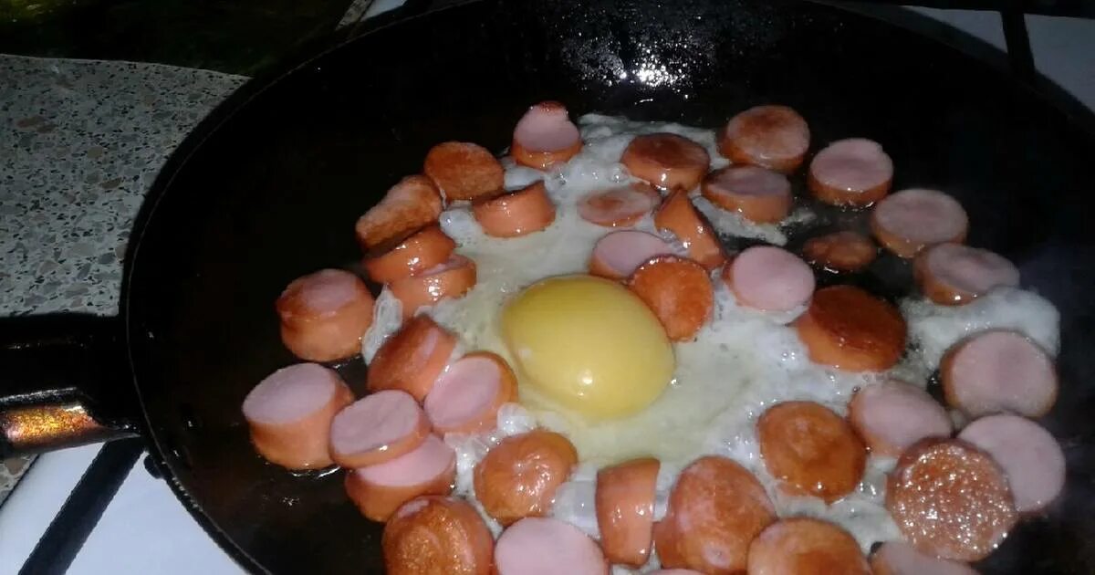 Сосиски с яйцами на сковороде. Яичница с сосисками. Жареные яйца с сосисками. Яичница с сосисками на сковороде. Что можно приготовить на сковороде без яиц
