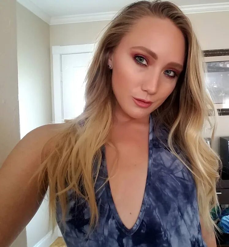 Aj applegate 2025. Aj applegate в 16. aj applegate в 16 лет. aj applegate bio. эй джей эпплгейт фигура.