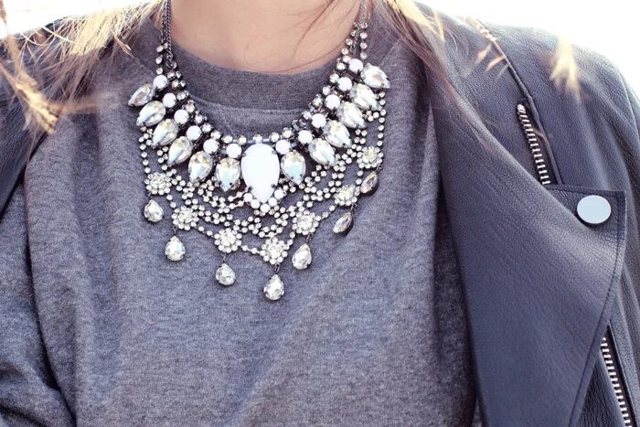 серые украшения