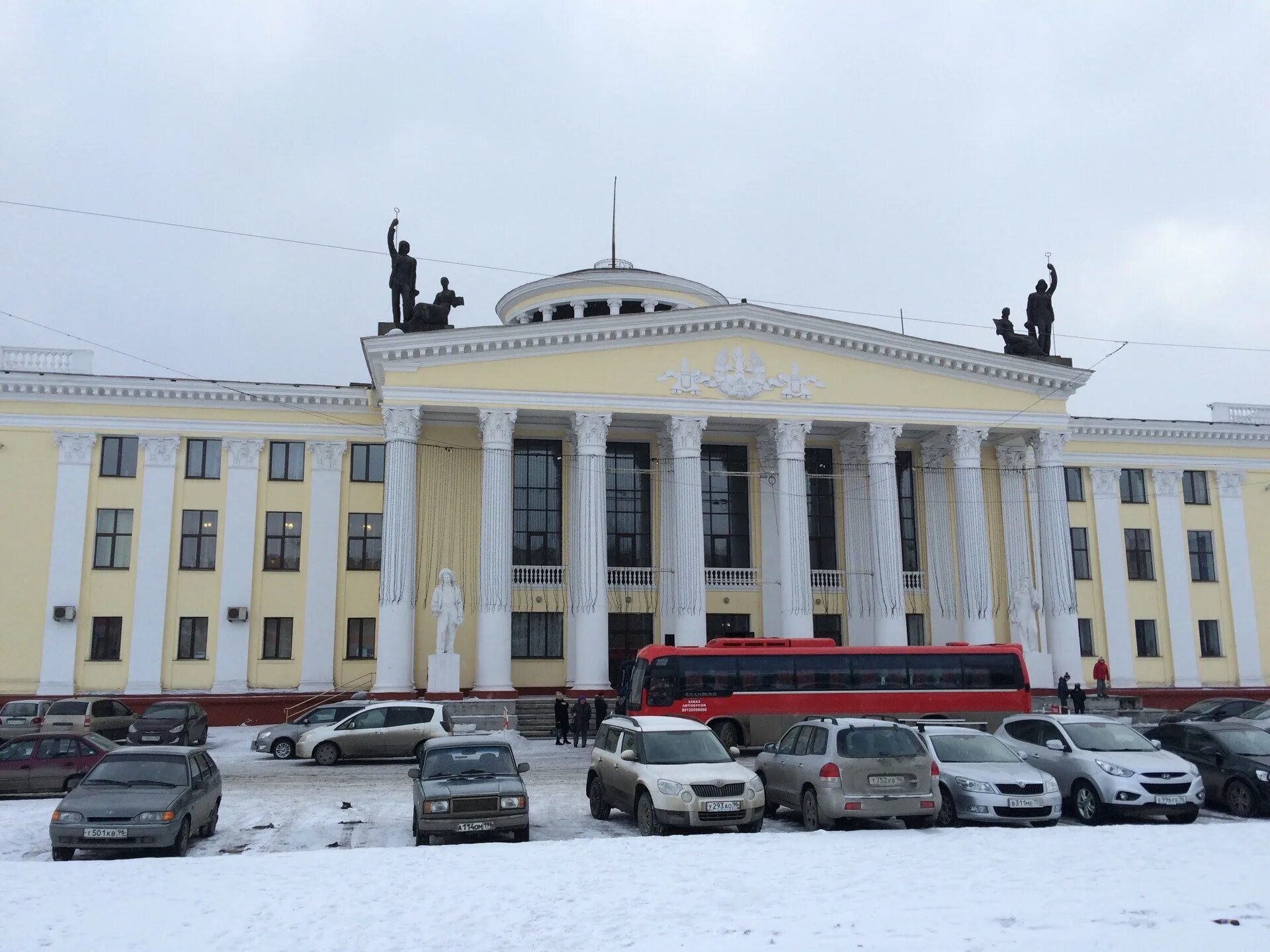 Дк окунева сайт. Дворец НТМК Нижний Тагил. Дворец культуры НТМК Нижний Тагил. Дворец культуры Металлургов Нижний Тагил. Дворец НТМК на Тагилстрое.