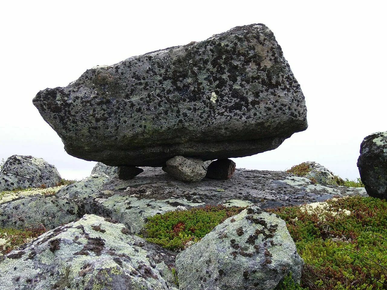 Мегалиты кольского полуострова. Камни в мурманске. Сейды саамов. Сейд вороний камень мурманск. Сейды мурманск.