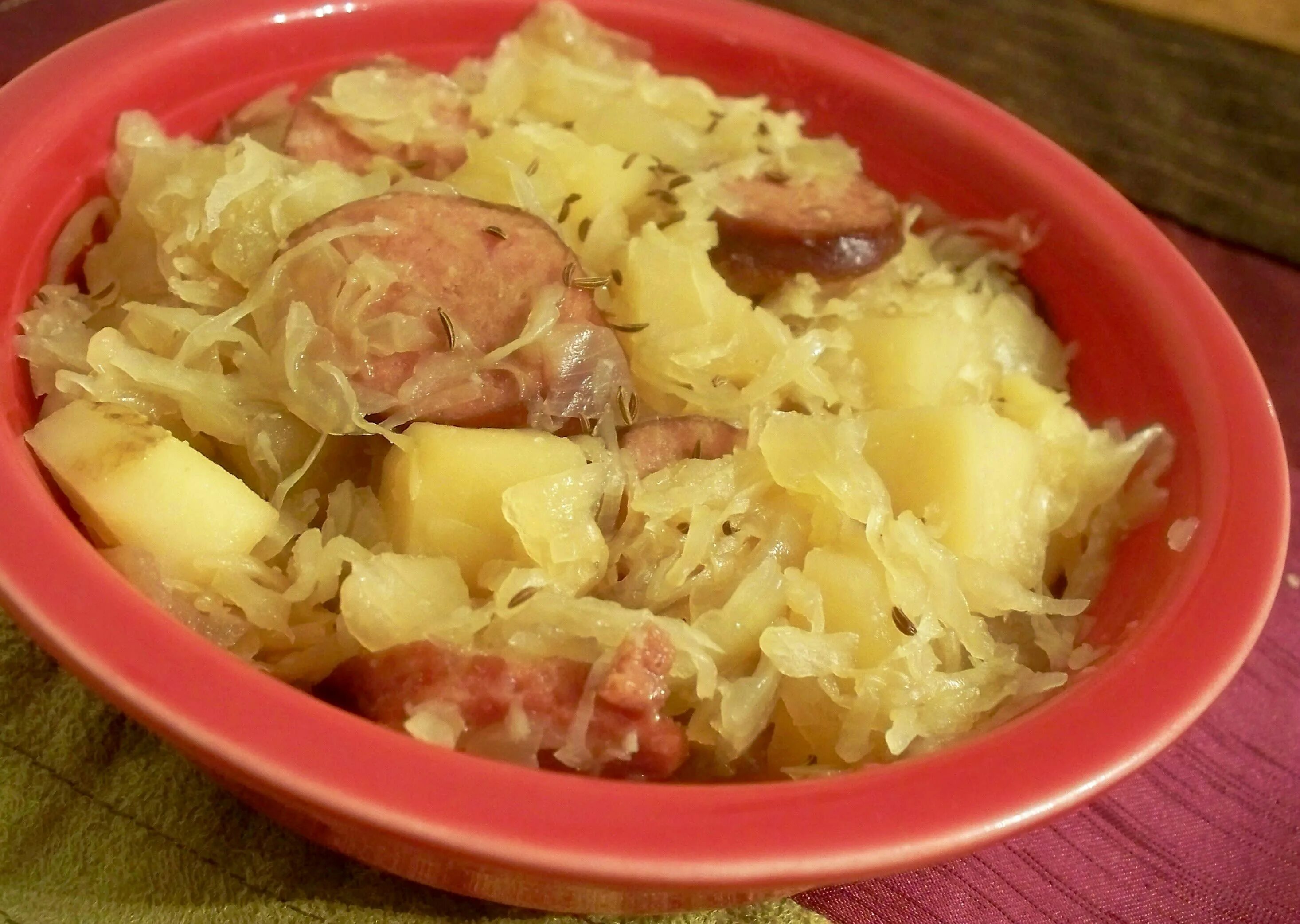 Квашеная капуста свинина картошка рецепты. Блюда с квашеной капустой. Блюда из квашеной капусты. Баварский салат из квашеной капусты. Квашеная капуста по баварски.