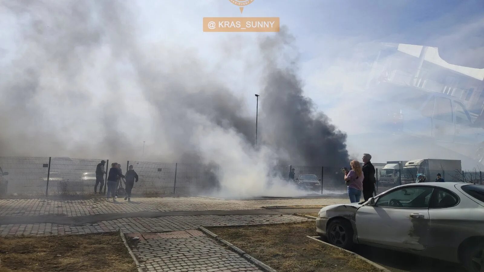 Где сгорели машины. Сгорела автостоянка в Солнечном. Пожар апрель 2022 Красноярск. Пожар в Красноярске сейчас.