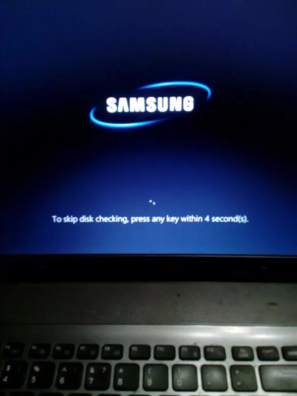 To Disk skip checking. To skip Disk checking Press any Key within 8 second. При включении компьютера черный экран с надписями. To skip Disk checking Press any Key.