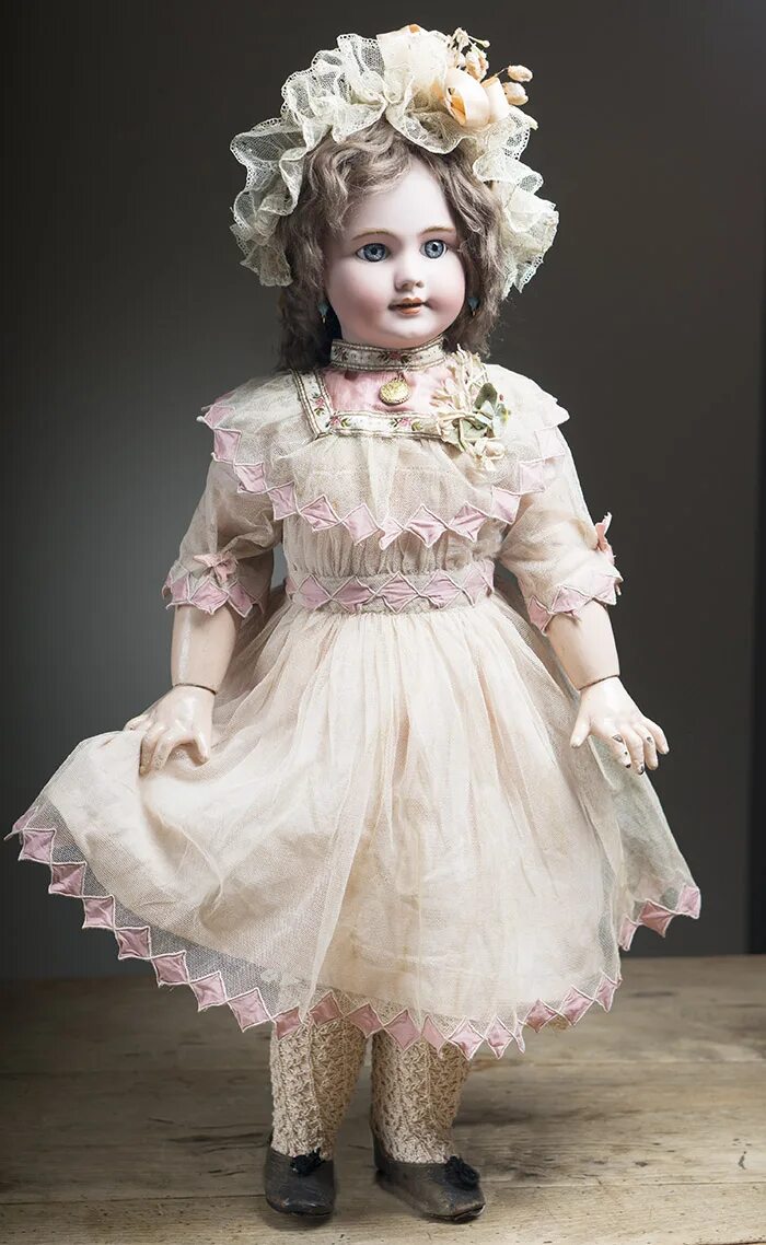 Старая куколка. Старинные куклы. Кукла фарфоровая. Старинные фарфоровые куклы. Старинная фарфоровкуклы.