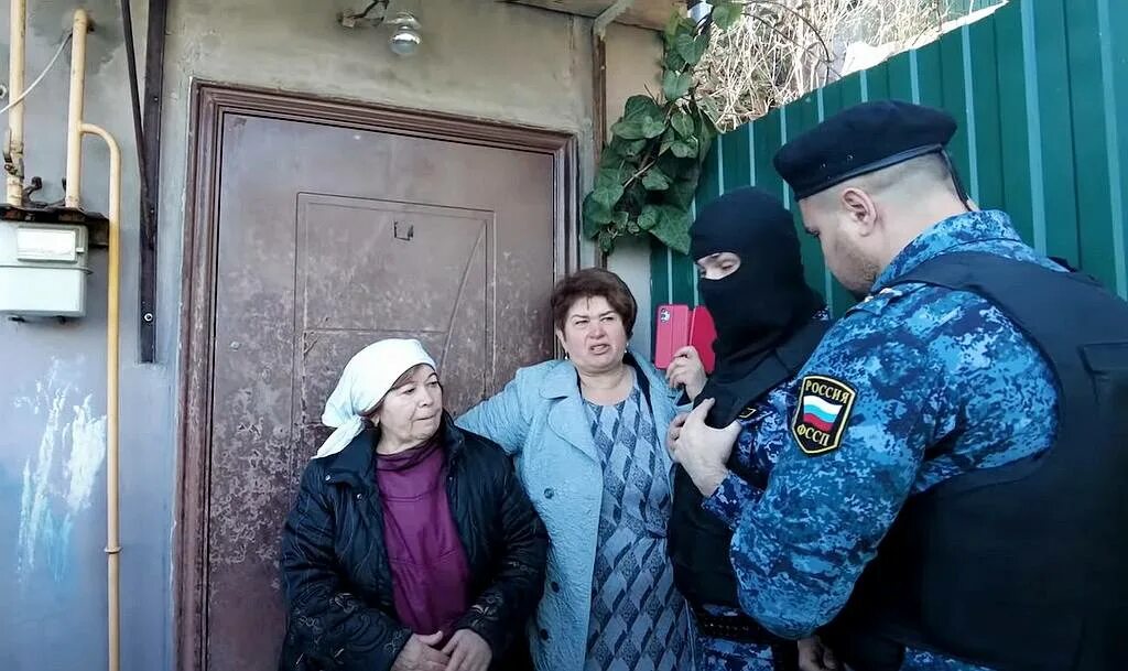 Выселение помещения несовершеннолетних детей. Выселение семьи засечное судебные приставы. выселение из номера. выселяют из дома. выселение из отеля.