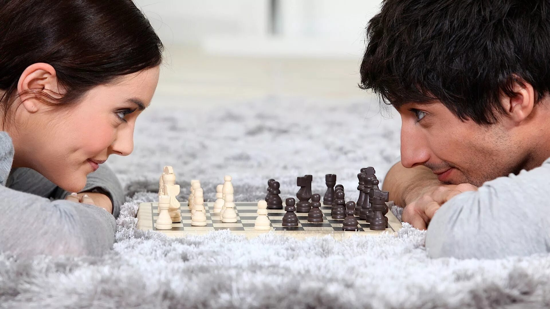 Девушка играет в шахматы. Играть в шахматы. Мужчина с шахматами. Люди играют в шахматы. Мужчины играют в шахматы