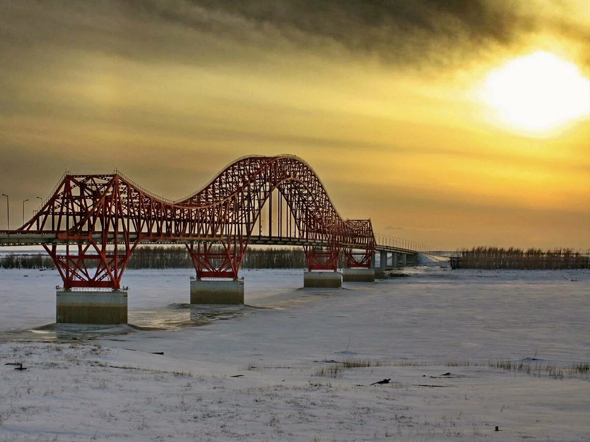 Ханты мансийск 1а. ХМАО Ханты Мансийск. Мост через Ириыш в хантымансийске. Ханты Мансийск зима лето. Мост красный дракон в Ханты-Мансийске.