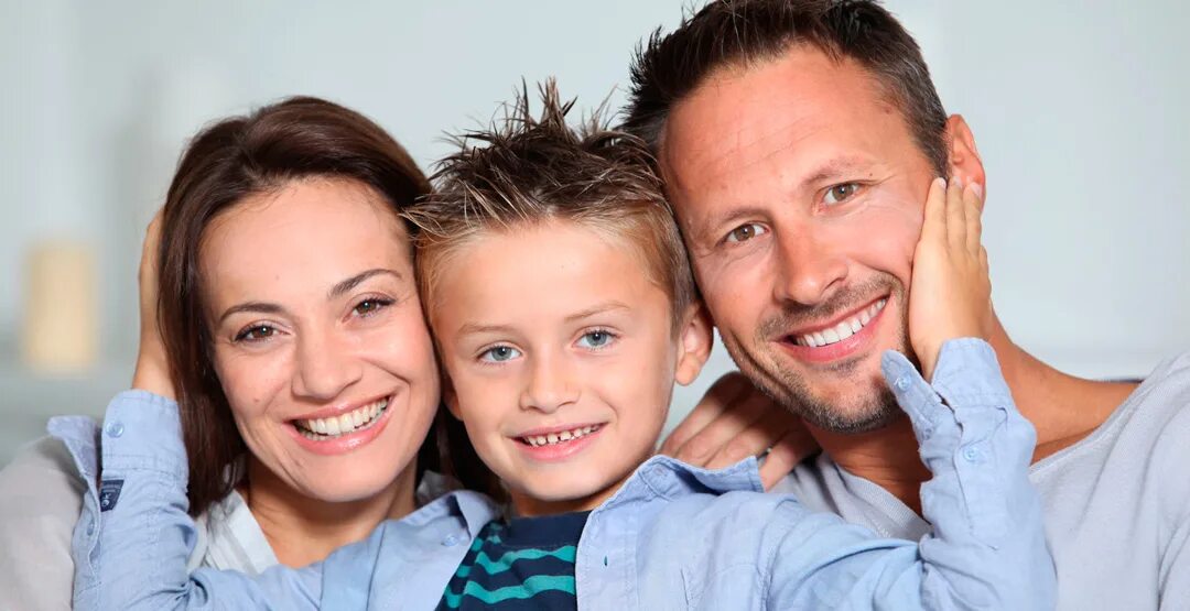 мама папа и ребенок. мужчина обнимает ребенка. отец ребенка другие лица. добрый родитель и ребенок. семья из трех человек.