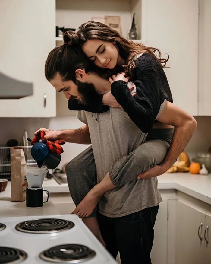 Уютные объятия. Парень и девушка. Влюбилась в домашнего парня. Влюбленная пара в квартире. Парень и девушка на кухне.