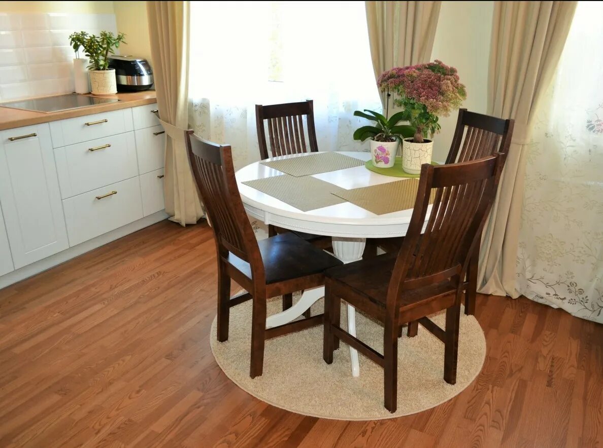 Стол на кухню. Круглый обеденный стол в интерьере. Круглый стол в интерьере кухни. Круглый кухонный стол в интерьере.