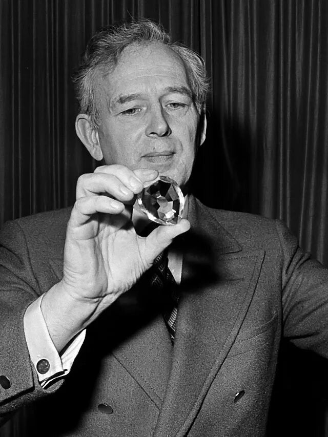 Создатель книги рекордов. Гиннес книга хью бивер. Сэру хью биверу. Создатель книги рекордов. Создатель книги рекордов.