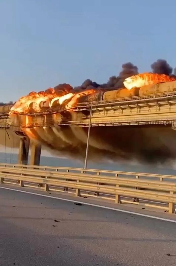 Крымский мост взорвали 2022 Украина. Крымский мост взорвали 2022. Взрыв на Крымском мосту 8 октября 2022. Загорание цистерны Крымский мост. Атаки на крымский мост сегодня последние новости