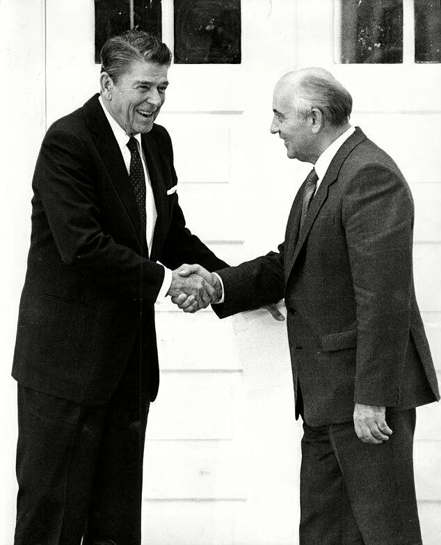 Рейган и Брежнев. Встреча м.Горбачева и р.Рейгана в 1986 г.. Рональд Рейган и Брежнев. Горбачёв и Рейган в Рейкьявике. Переговоры рейгана и коля