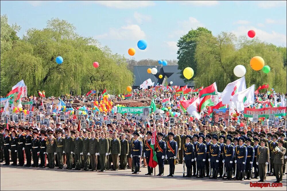 Брест в мае. Бессмертный полк брест. день победы брест. фото день победы бреста. парад 39 года в бресте.