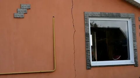 Чем заделать трещины снаружи дома