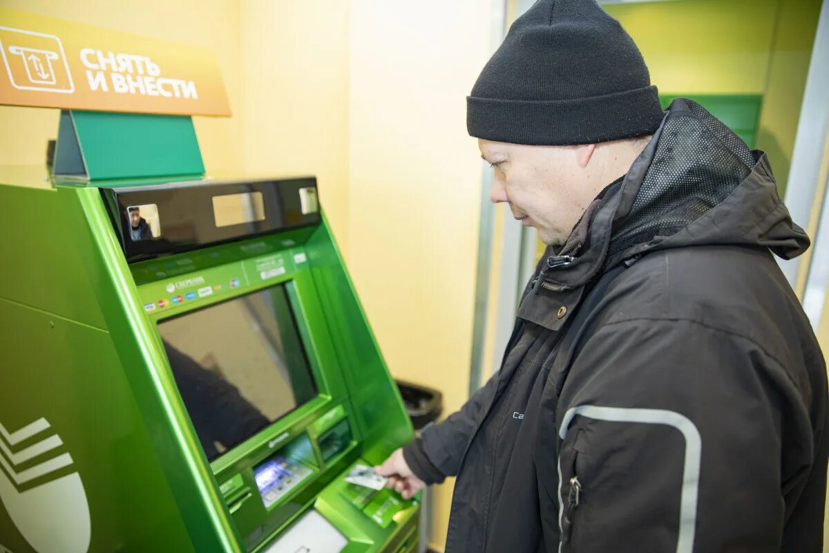 Работа терминалов сбербанка. Отечественные банкоматы. банкомат сбера. первый банкомат. терминал от сбербанка.
