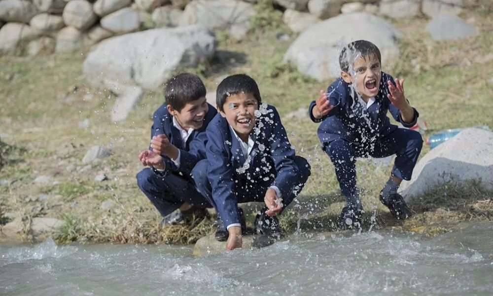 Дети Таджикистана. Вода в Таджикистане. Реки Таджикистана. Чистые воды Таджикистана.