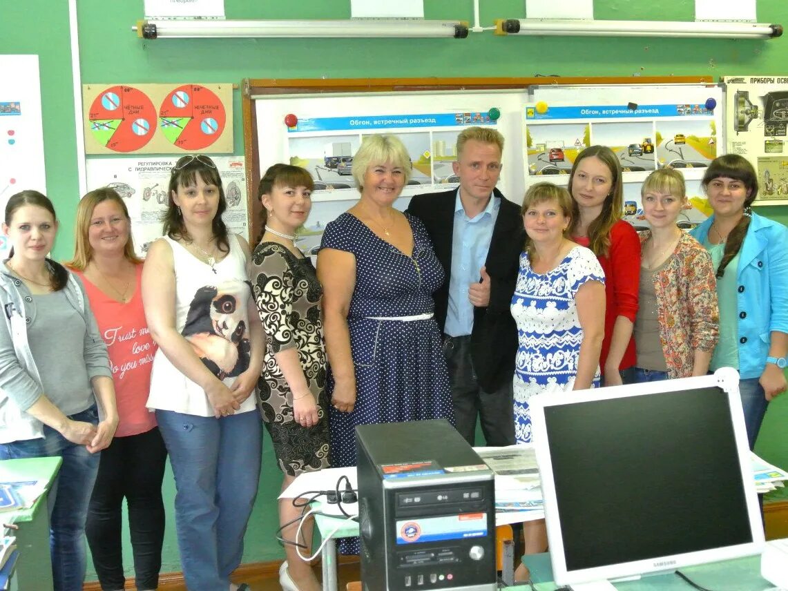 Автошкола папа. Занятие на мультимедийном автотренажере. Автошкола папа. Автошкола папа. Подушка с печатью дорожные знаки автошкольныц папа.