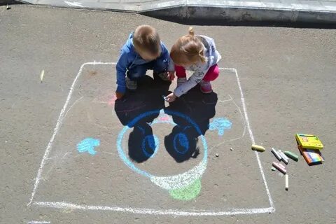 На асфальте белом подарю колечко