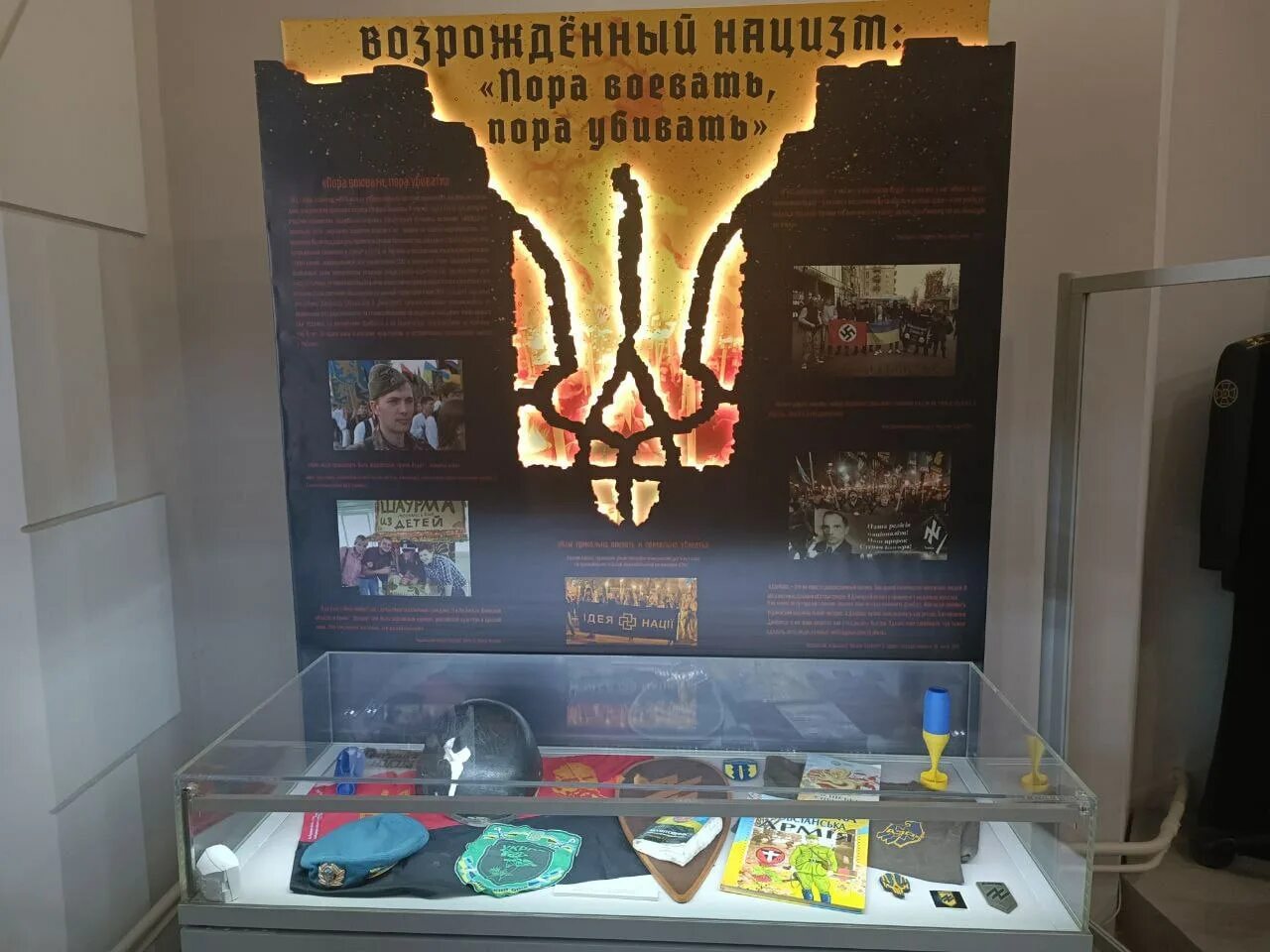 Памятник захарченко в шахтерске. Пожарно спасательная служба. Флешмоб в поддержку. Люди на площади. Памятник захарченко в шахтерске.