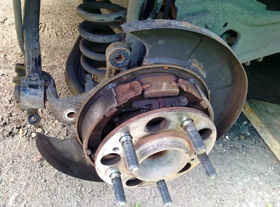 Колодки ручника хендай. Колодки ручника солярис 1. колодки ручника hyundai tucson 2008. hyundai tucson 2005 тормозные колодки. колодки на ручник хендай туксон.