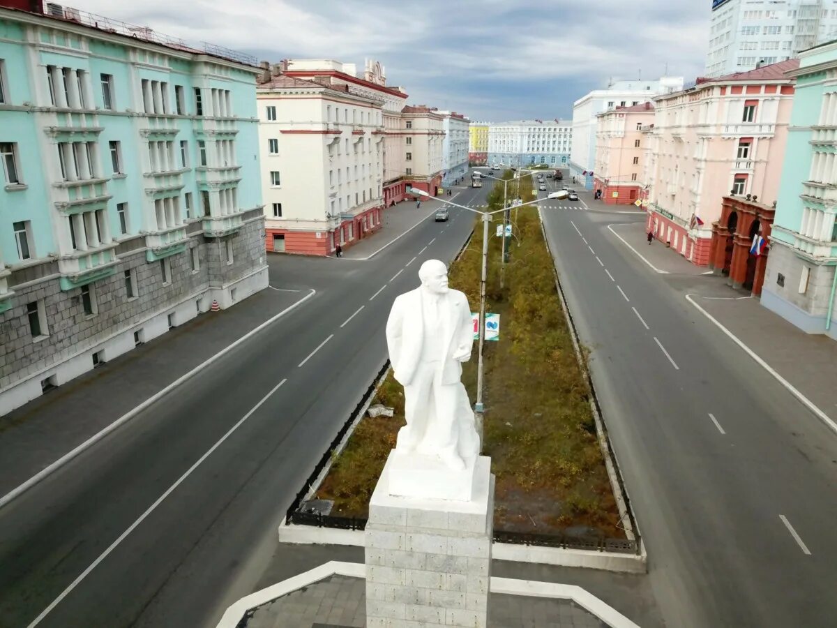 Окрестности норильска. Памятник Ленину Норильск. Норильск Ленинский проспект памятник металлургам. Октябрьская площадь Норильск. Норильск площадь Ленина.