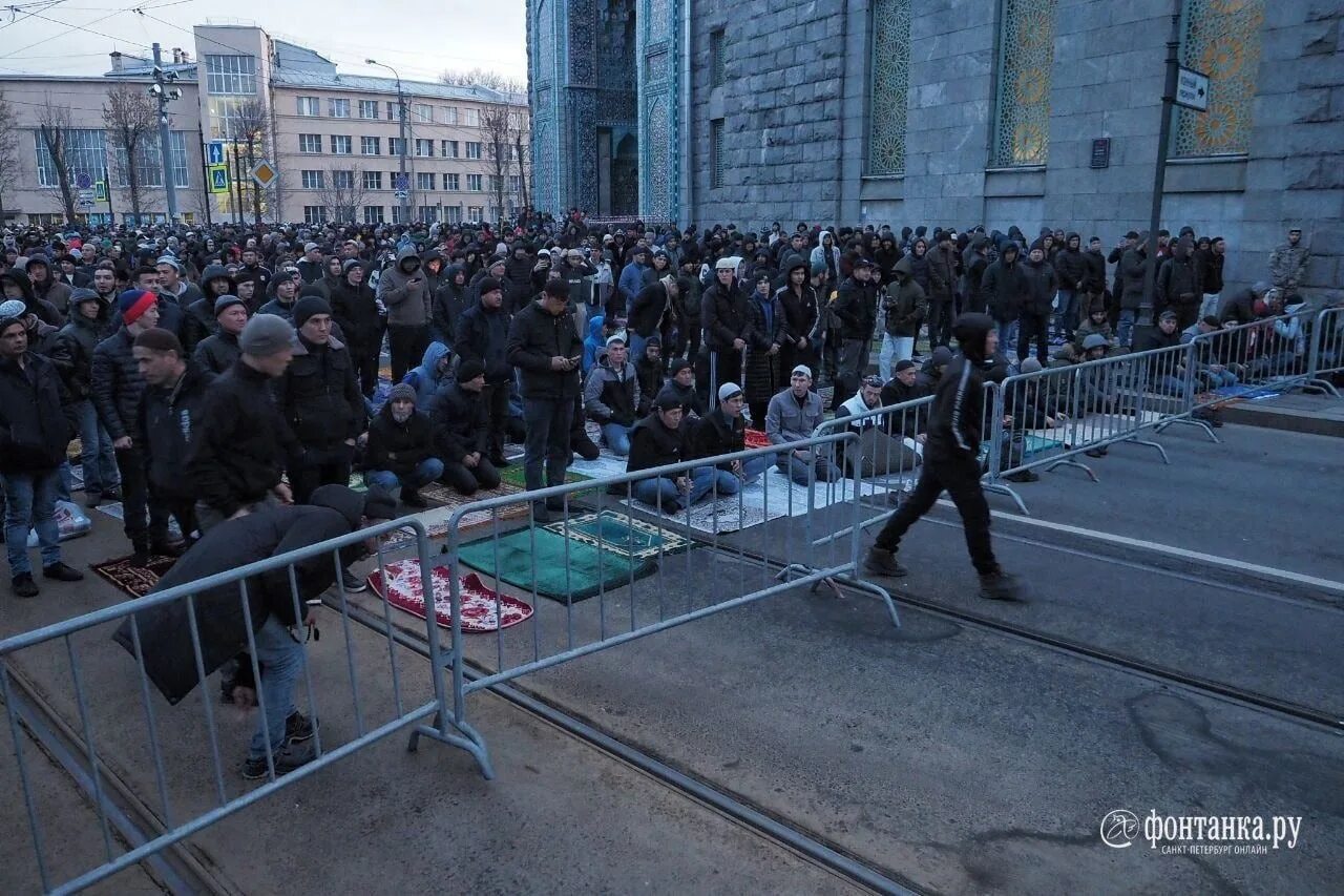 Ураза питер. Ураза-байрам 2023 в Москве. Ураза байрам в Москве. Ураза байрам в Питере 2023. Праздник Ураза байрам в Питере в 2023.