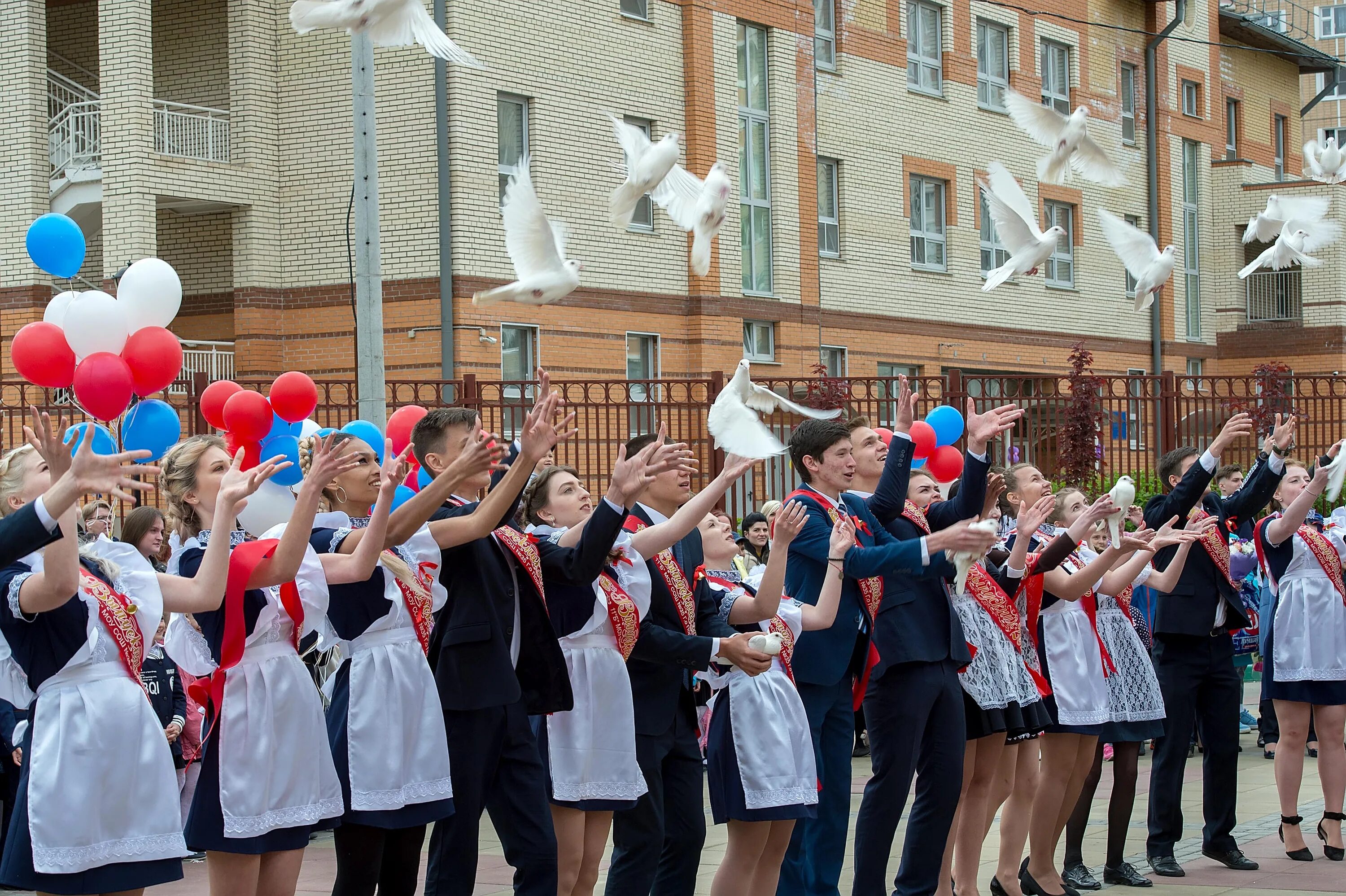 Выпускники школы 35. Подольск 35 школа Подольск. Выпускной праздник в школе. Последний звонок. Школьный выпускной.