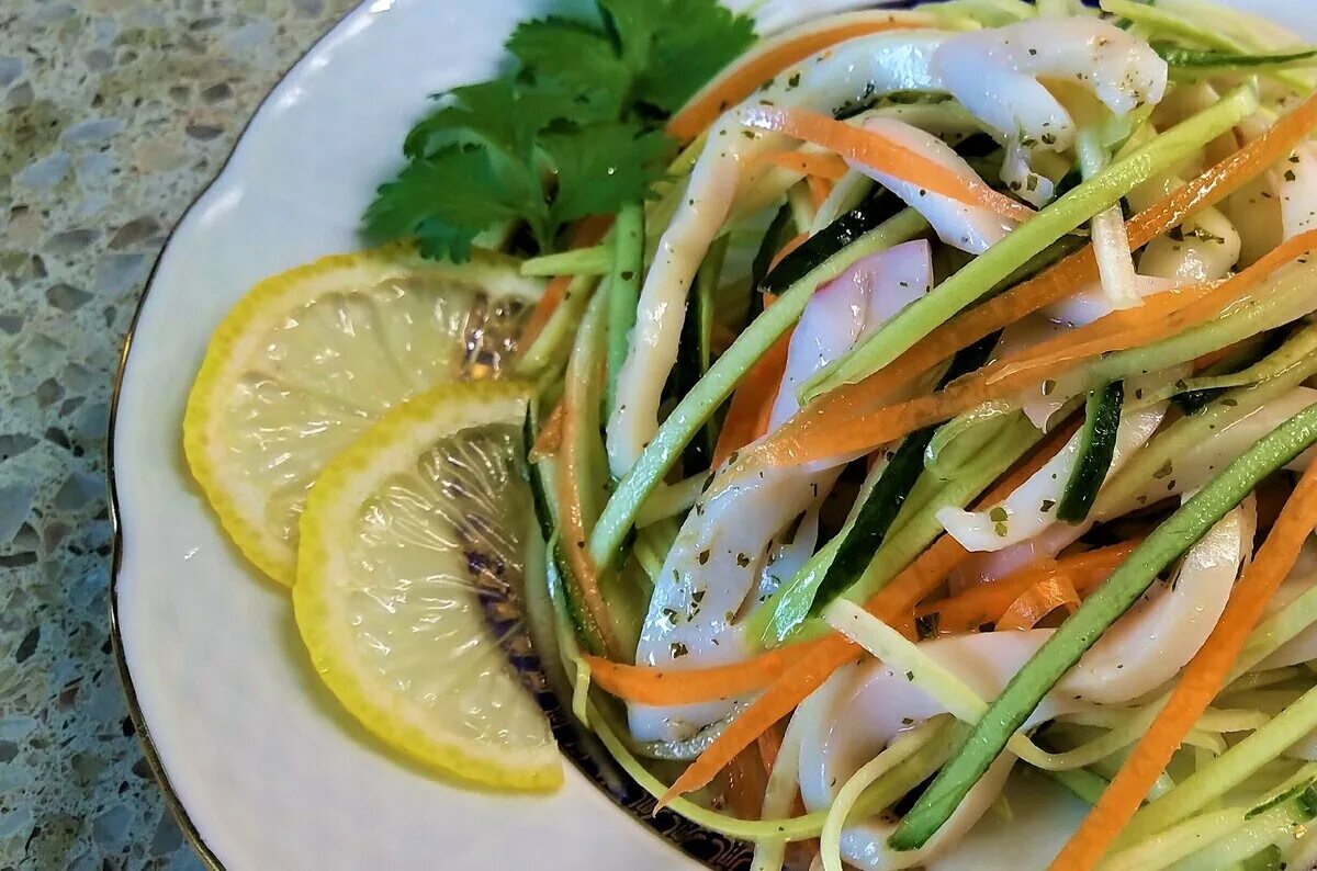 Рецепт салата с кальмаром свежим. Салат с кальмарами. Салат с кальмарами и овощами. Овощной салат с кальмарами. Салат из кальмаров с овощами.