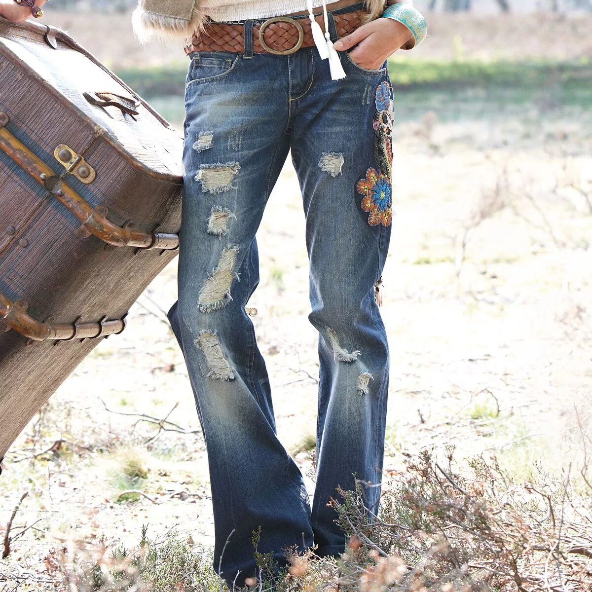 Девушка в коричневых джинсах. Джинсы с цветочной вышивкой. Bonprix бермуды из денима. High waist джинсы. Von jean.