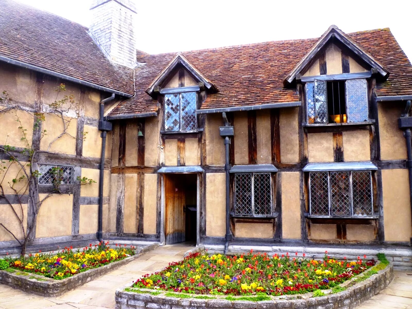 Stratford upon avon shakespeare. Уильям Шекспир Стратфорд. Stratford upon Avon Shakespeare's House. Дом-музей Шекспира Стратфорд-апон-эйвон. Дом Уильяма Шекспира в Стратфорде.