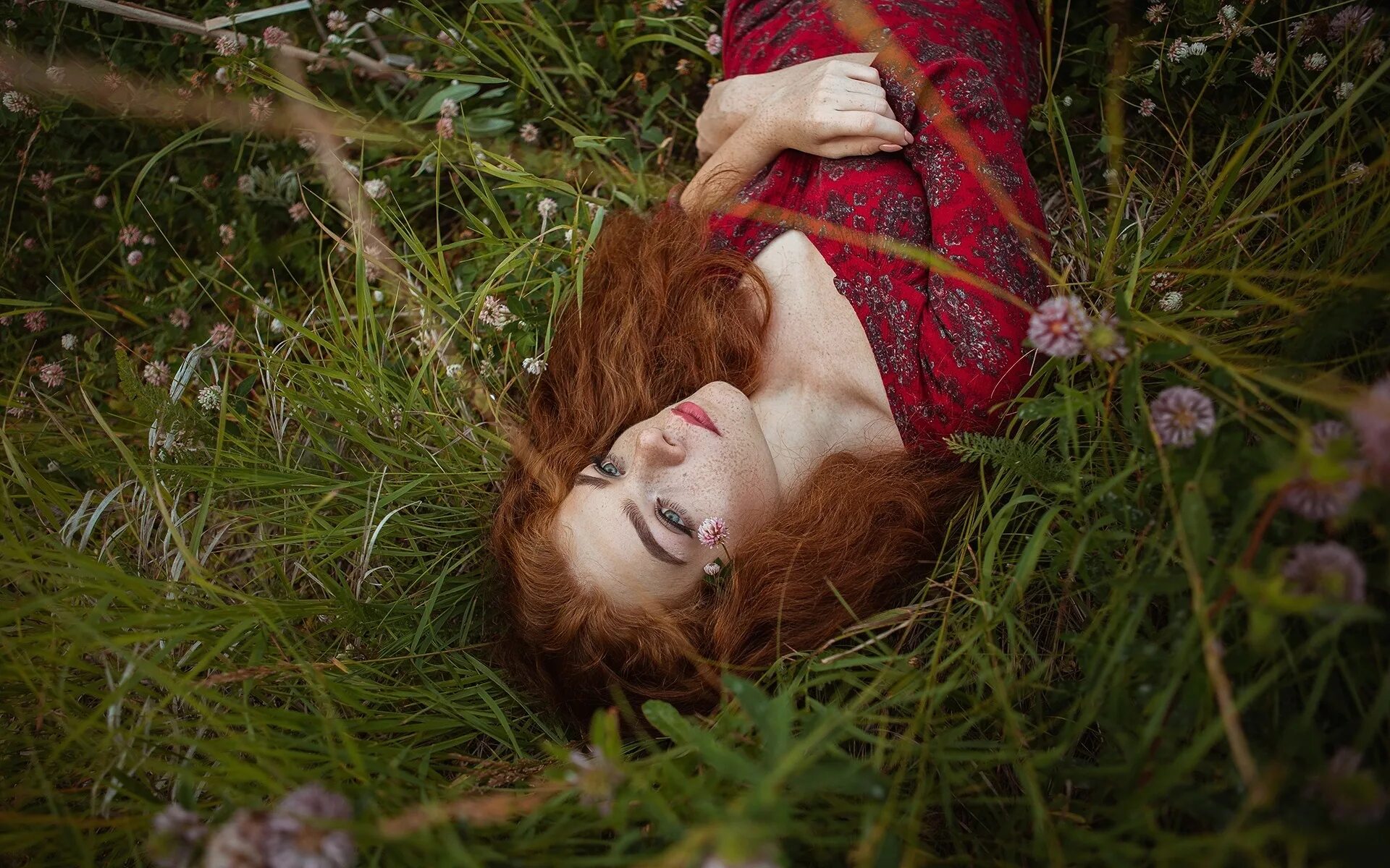 И рыжую девчонку ото сна. Рыжая девушка в траве. Рыжая девушка лежит на траве. Фотосессия в траве рыжей девушке.