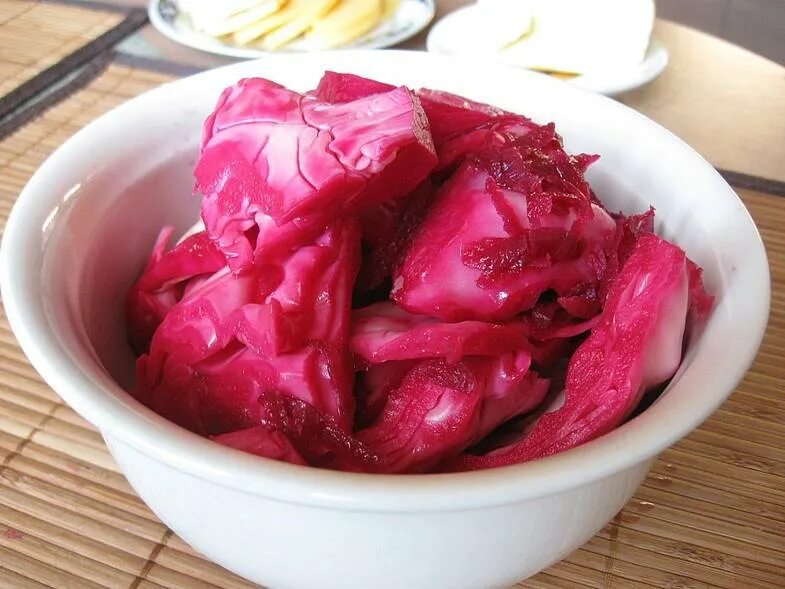 Как замариновать капусту со свеклой кусками быстро. Квашеная капуста с буряком. квашеная капуста со свеклой. капуста соленая со свеклой. маринованная капуста со свеклой.