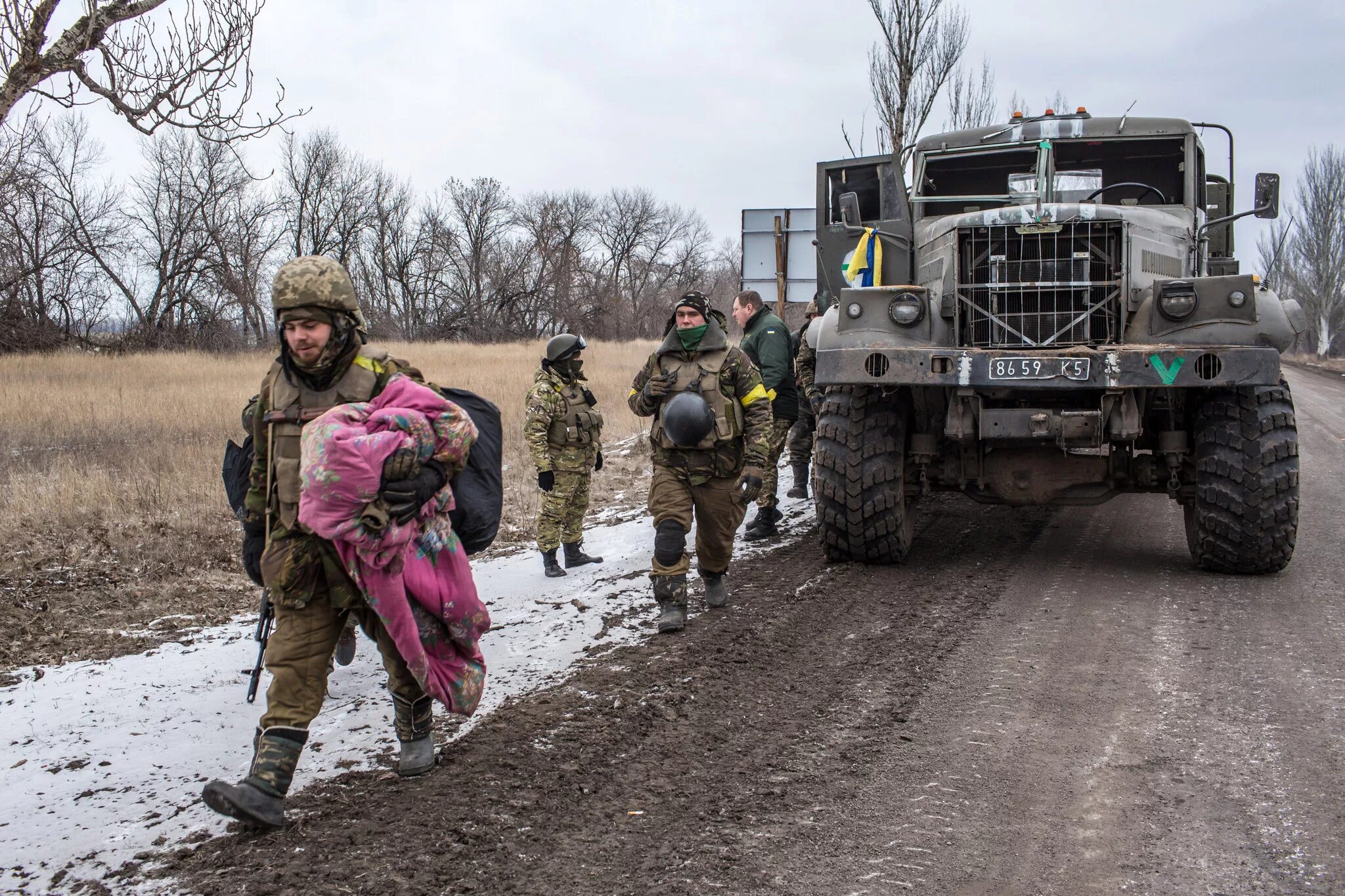 Украинцы отступают. Украинские солдаты в Дебальцево.