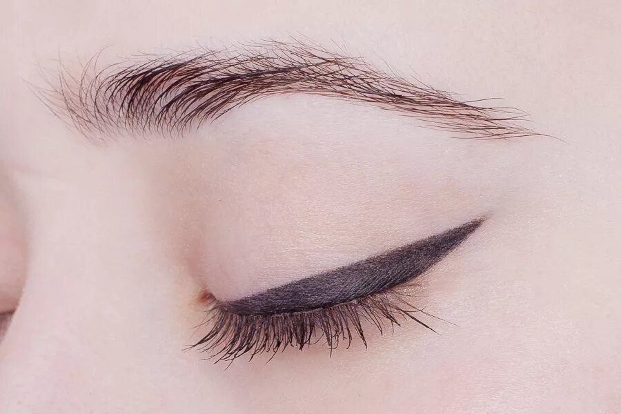 Туториал на стрелки на нависшее веко. Diorshow pro liner waterproof 042. Широкие стрелки на глазах. Длинные прямые стрелки. Длинные стрелки.