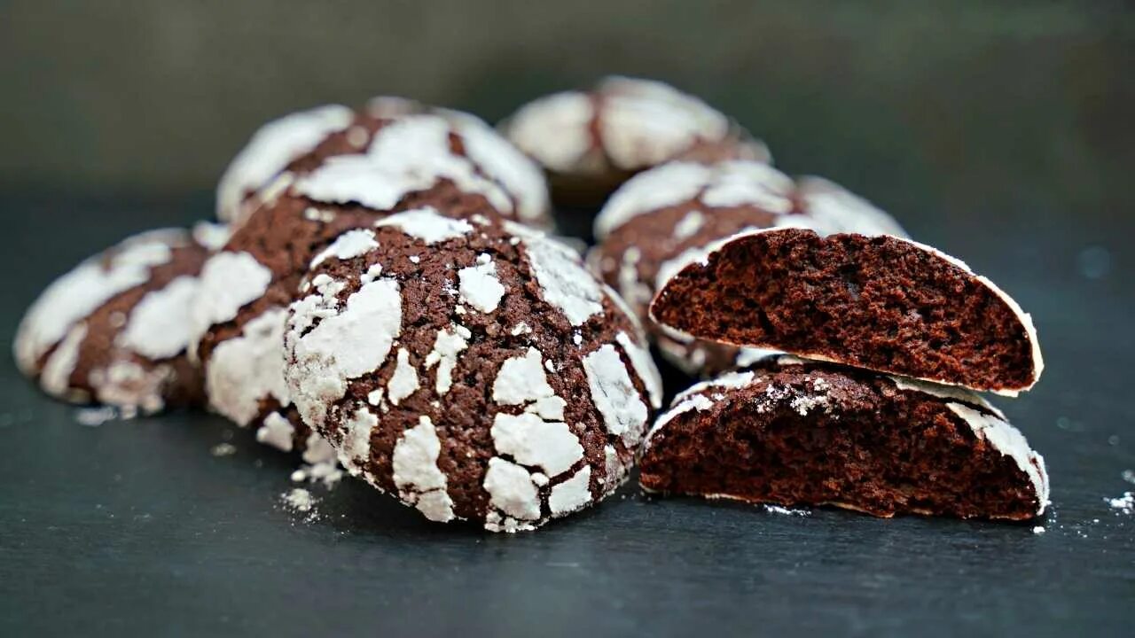 Трещины рецепты. Печенье мраморное шоколадное с трещинками. Мраморное печенье Брауни. Печенье Брауни мраморное шоколадное. Печенье с какао трещинки.