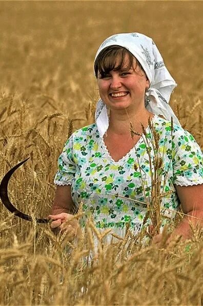 Простая сельская женщина. Деревенские девушки. Деревенская баба натуральная. Сельские девушки. Красивые девушки в деревне.