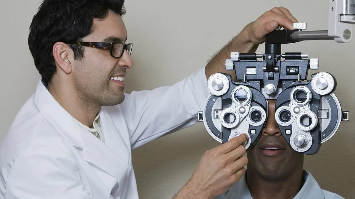Оптометрист кто это. Современная оптометрия. Реклама оптометриста. Оптометрист горизонтальная фото. American Association of Optometrists.