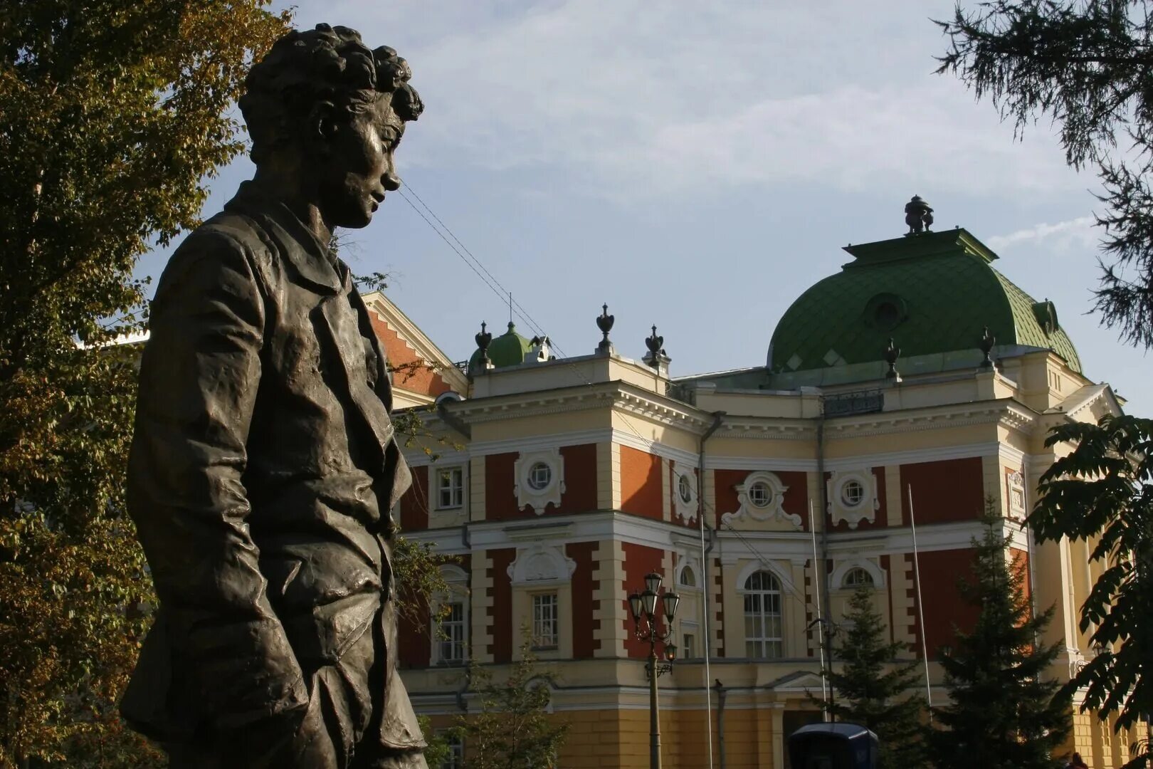 Иркутский театр Вампилова. Театр Охлопкова Иркутск. Памятник Александру Вампилову в Иркутске. Драм театр Иркутска Вампилова.