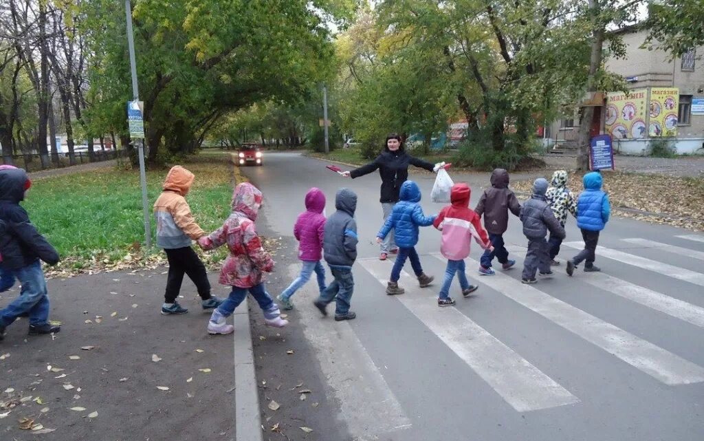 Пеший двор. Пешеход во дворе. детский сад переходит дорогу. дети пешеходы. дети переходят улицу.