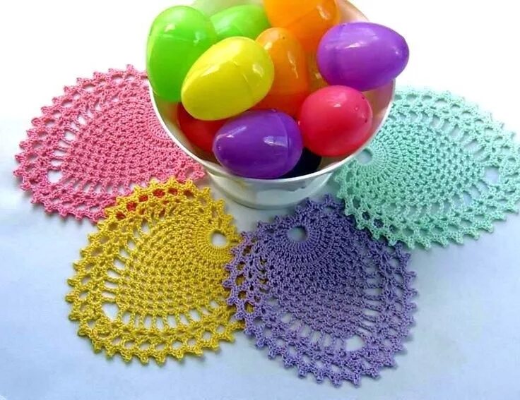 Салфетка пасхальная крючком в технике. Пасхальные салфетки крючком. Подставка для пасхальных яиц крючком. Салфетка на Пасху крючком. Подставка для яиц крючком.