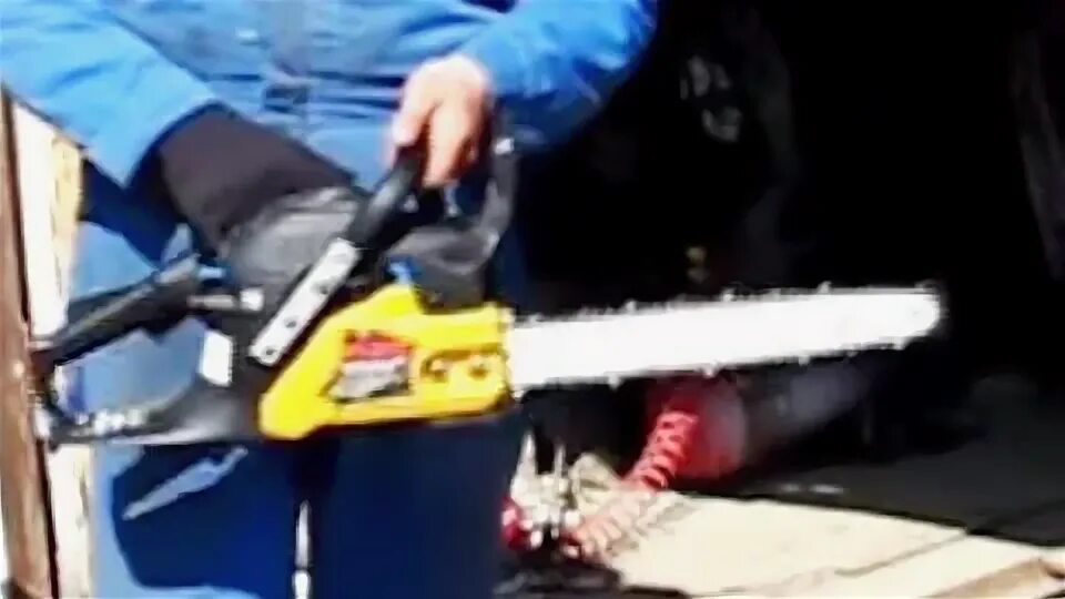 Как заводить видео. Бензопила в гараже. билд беляся на заводку пилы. бензопила энергомаш как завести. как заводить пилу варяг.