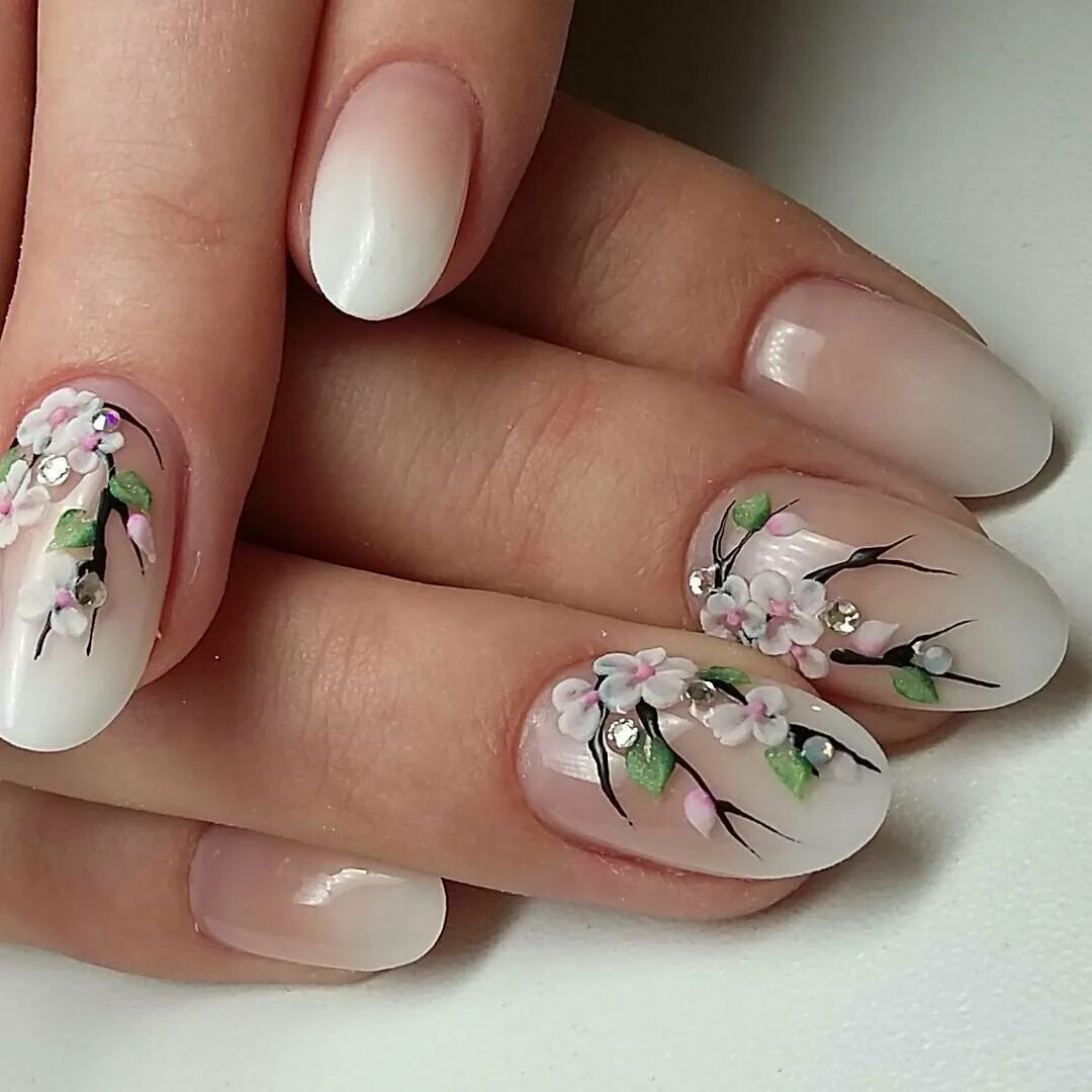 Весенний дизайн ногтей новинки просто и красиво. Маникюр с цветами. Маникюр ч цветами. Весенние ногти.