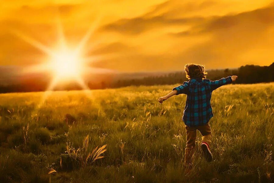 Стало меньше солнечного. Солнце и человек. Солнце поможет. Мальчик бежит навстречу солнцу. Мальчик Бегущий по полю на фоне солнца.