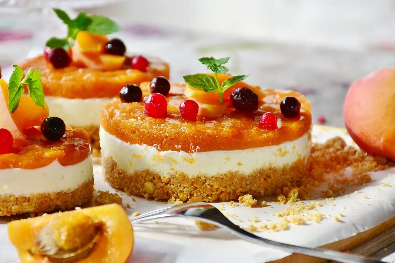 Десерт из фруктов рецепт. Фруктовые Десерты. Торты и пирожные. Красивые пирожные. Тортики пирожные.